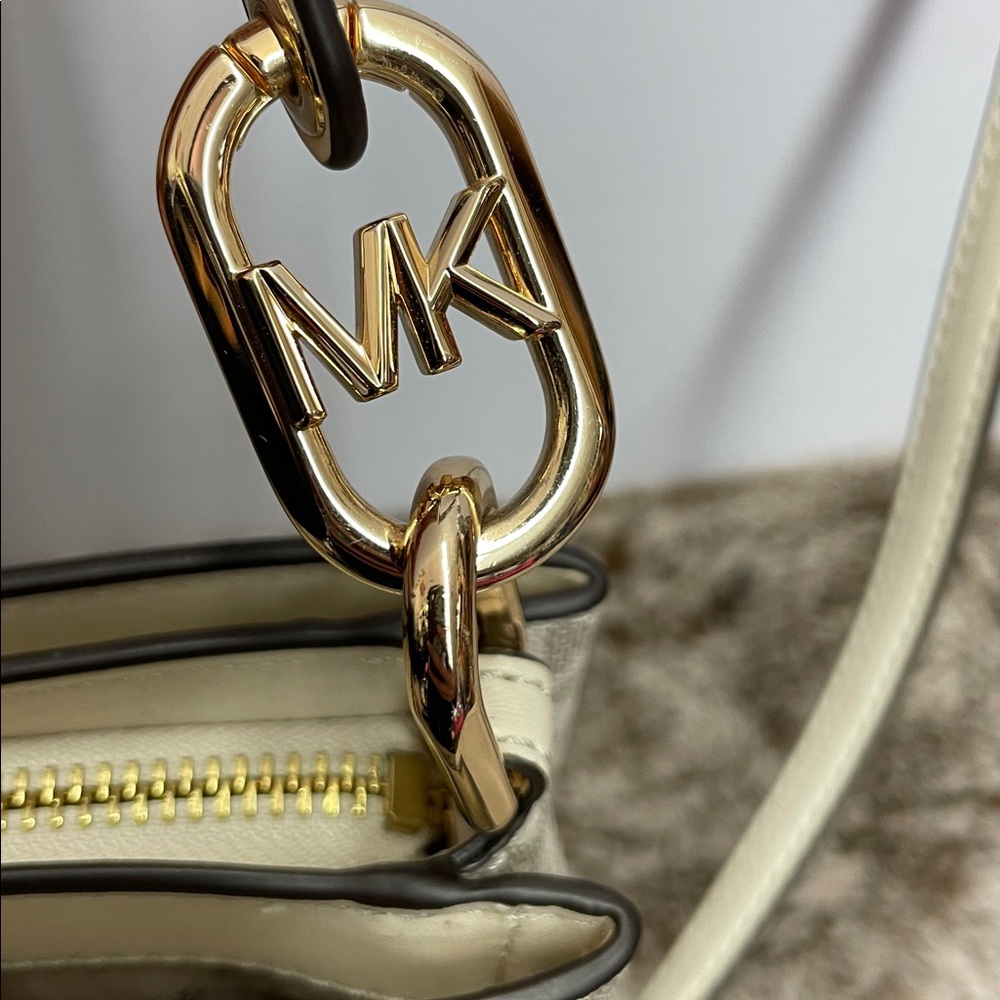 Michael Kors ‘Trisha’ Medium Triple Compartment Crossbody - Picture 2 of 13